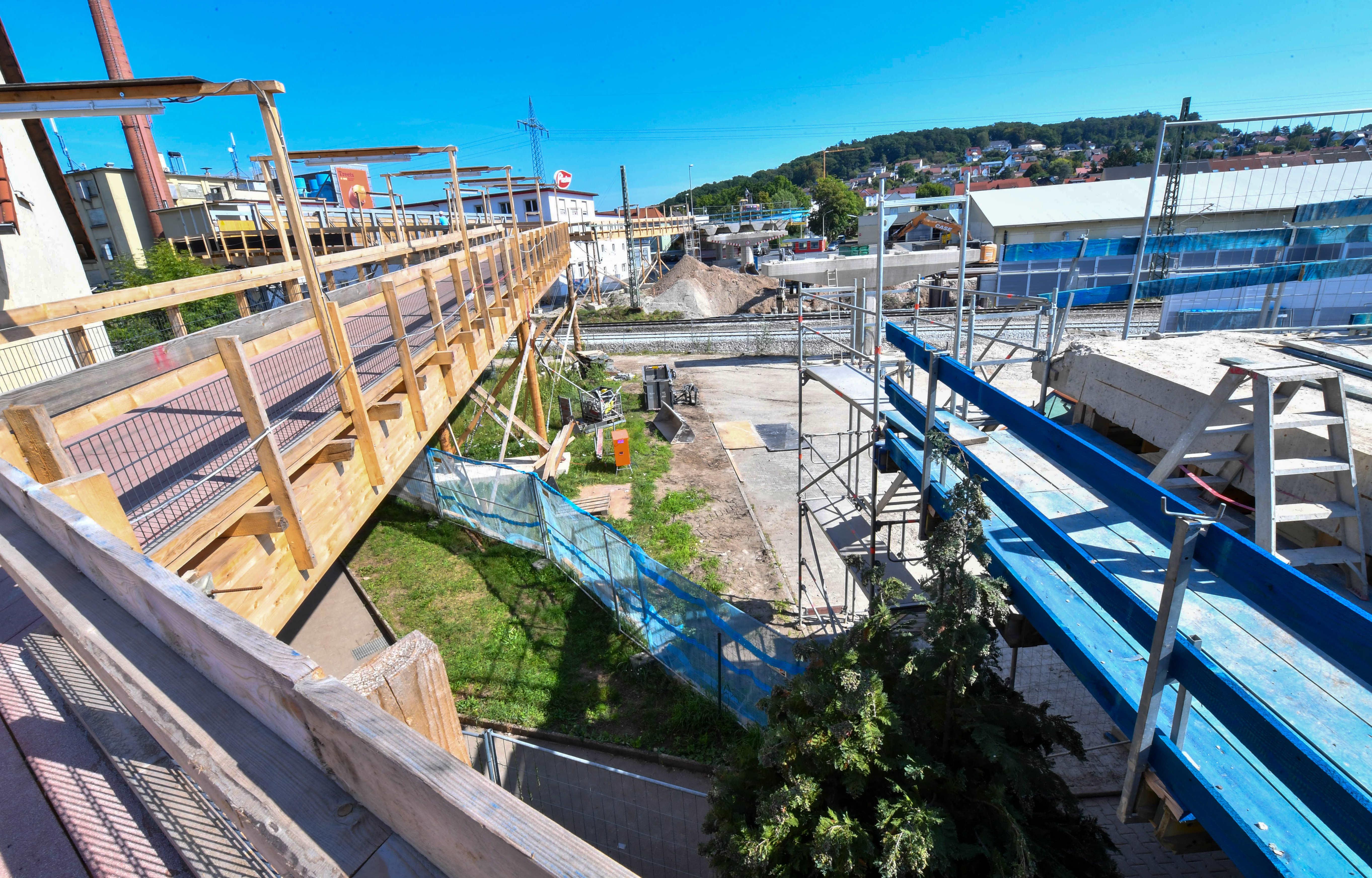 Hier wird künftig eine neue, breitere Stahlbogenbrücke eingesetzt. 