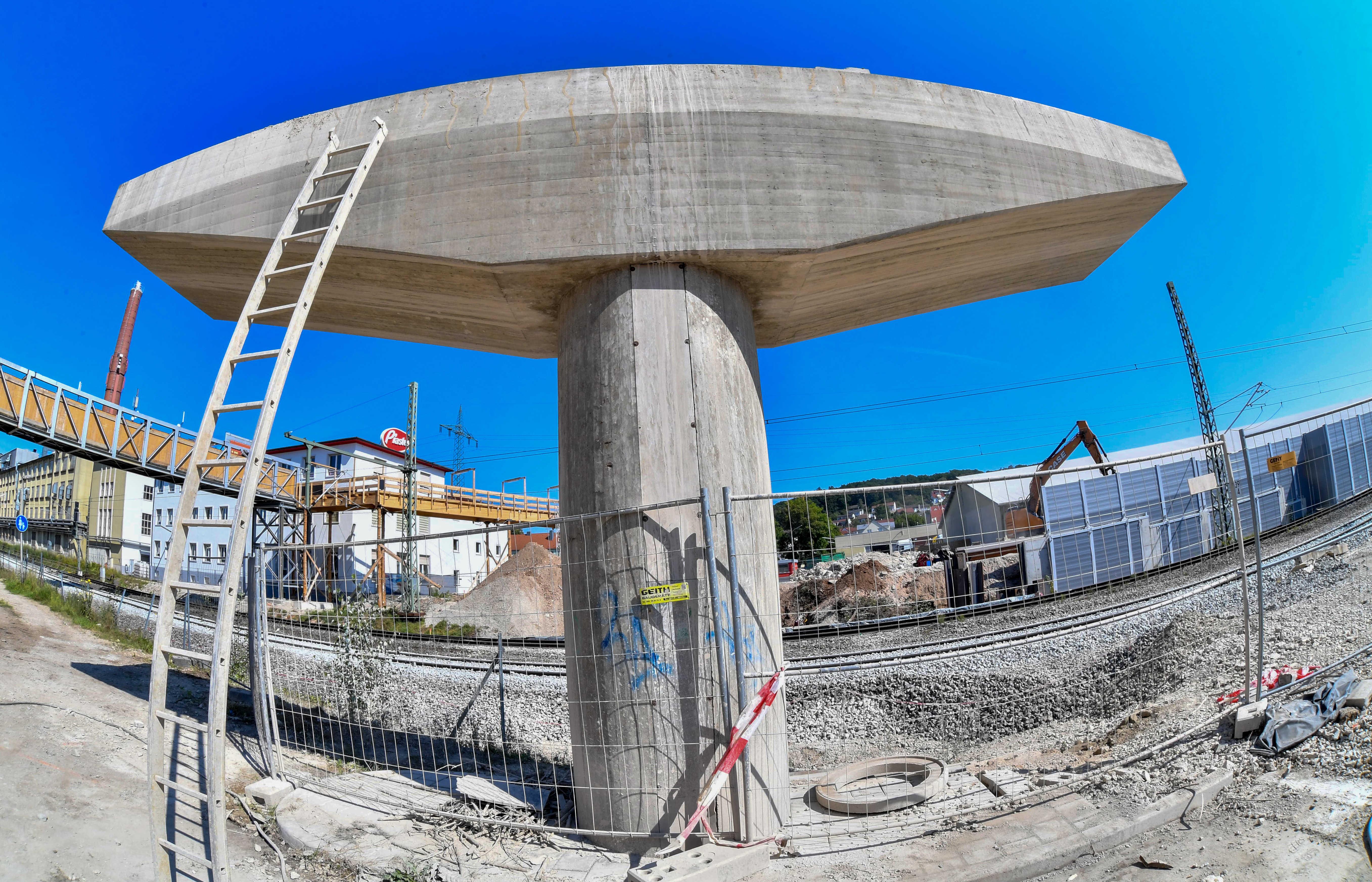 Die Fundamente der alten Brücke werden derzeit abgetragen.