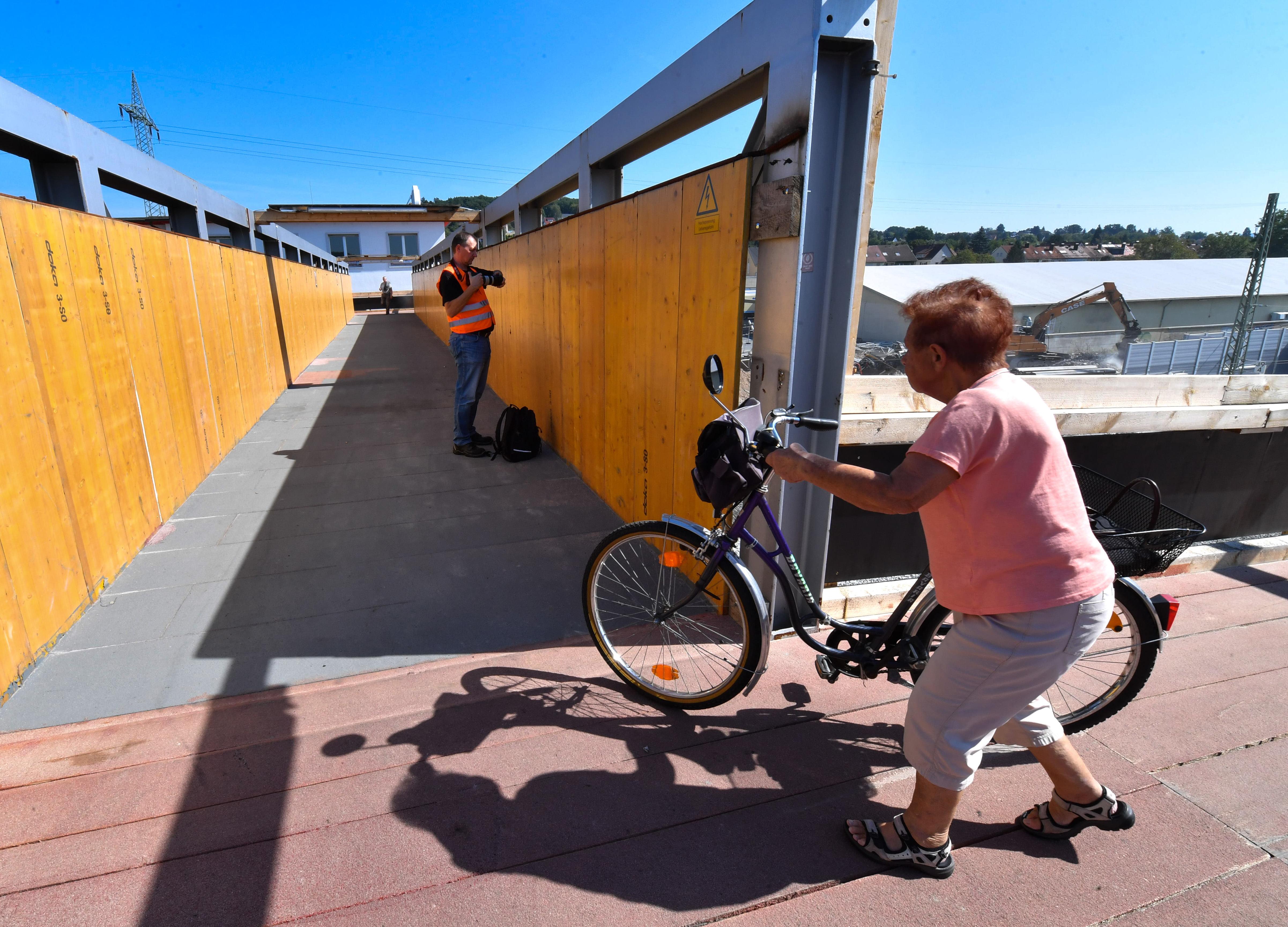 Über die Schienen geht es zu Fuß nur noch über die Behelfsbrücke.