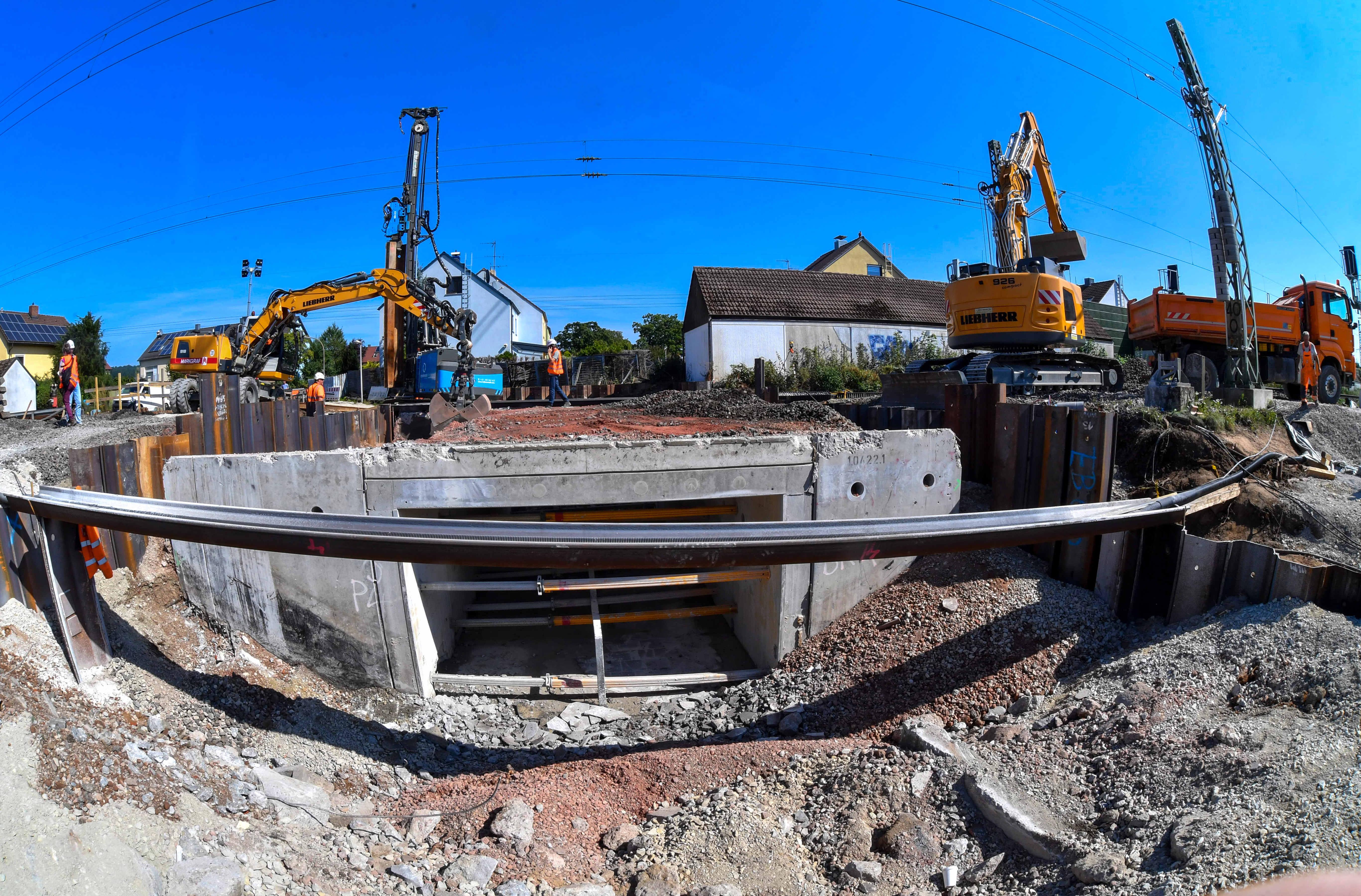 Momentan werden hier zwei Hilfsbrücken eingebaut.
