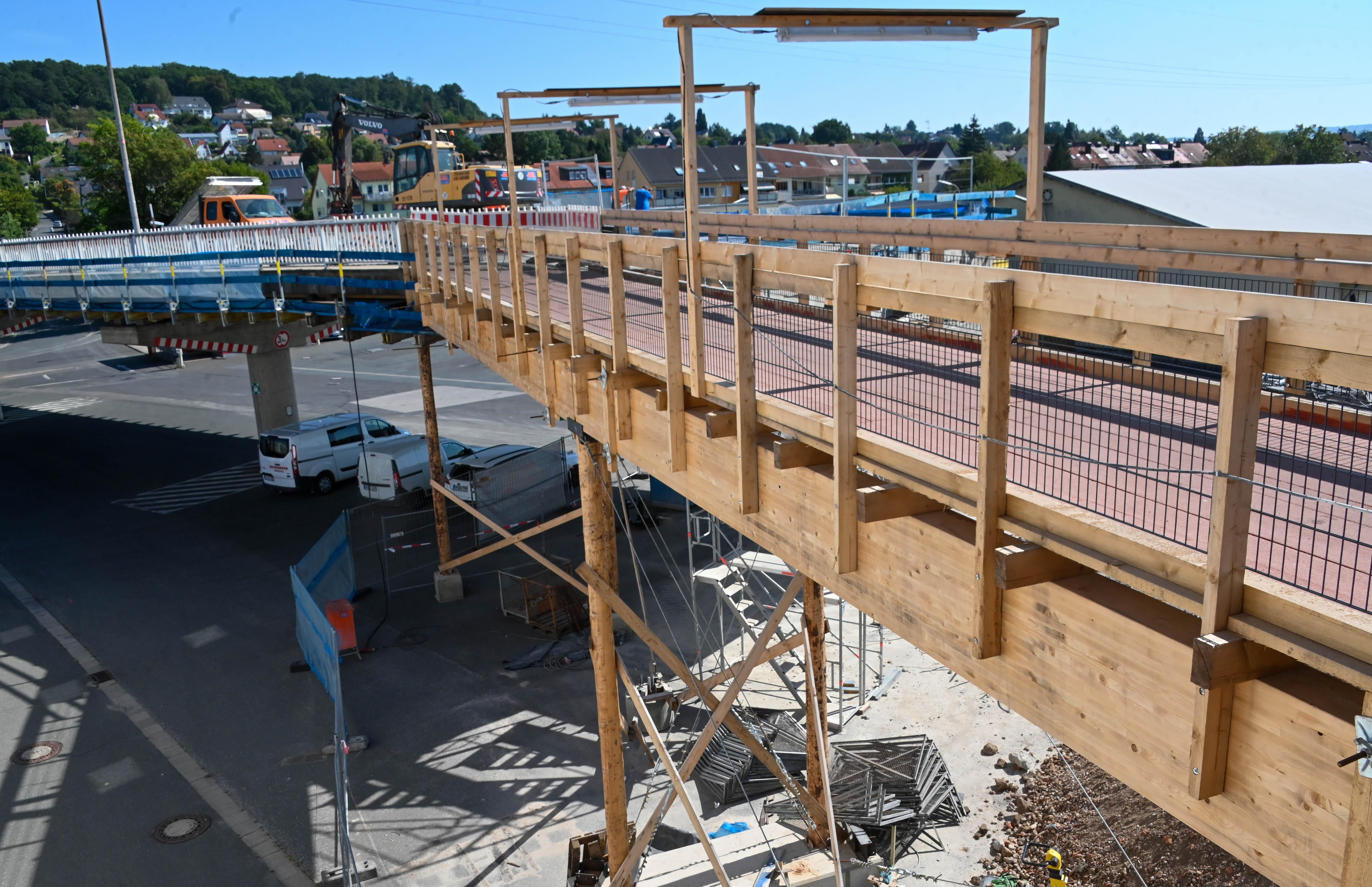 Getragen von Baumstämmen: Die Behelfsbrücke für Fußgänger und Radler neben der Piastenbrücke wird noch bis spät ins kommende Jahr hinein bestehen bleiben. 