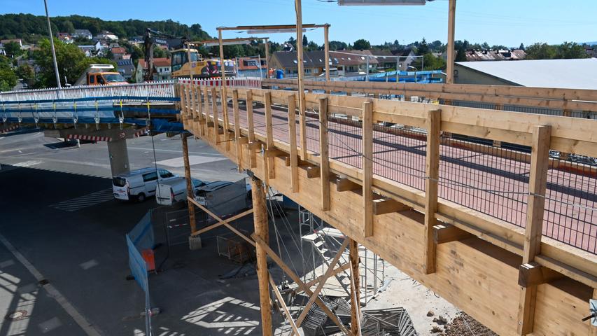 Getragen von Baumstämmen: Die Behelfsbrücke für Fußgänger und Radler neben der Piastenbrücke wird noch bis spät ins kommende Jahr hinein bestehen bleiben. 