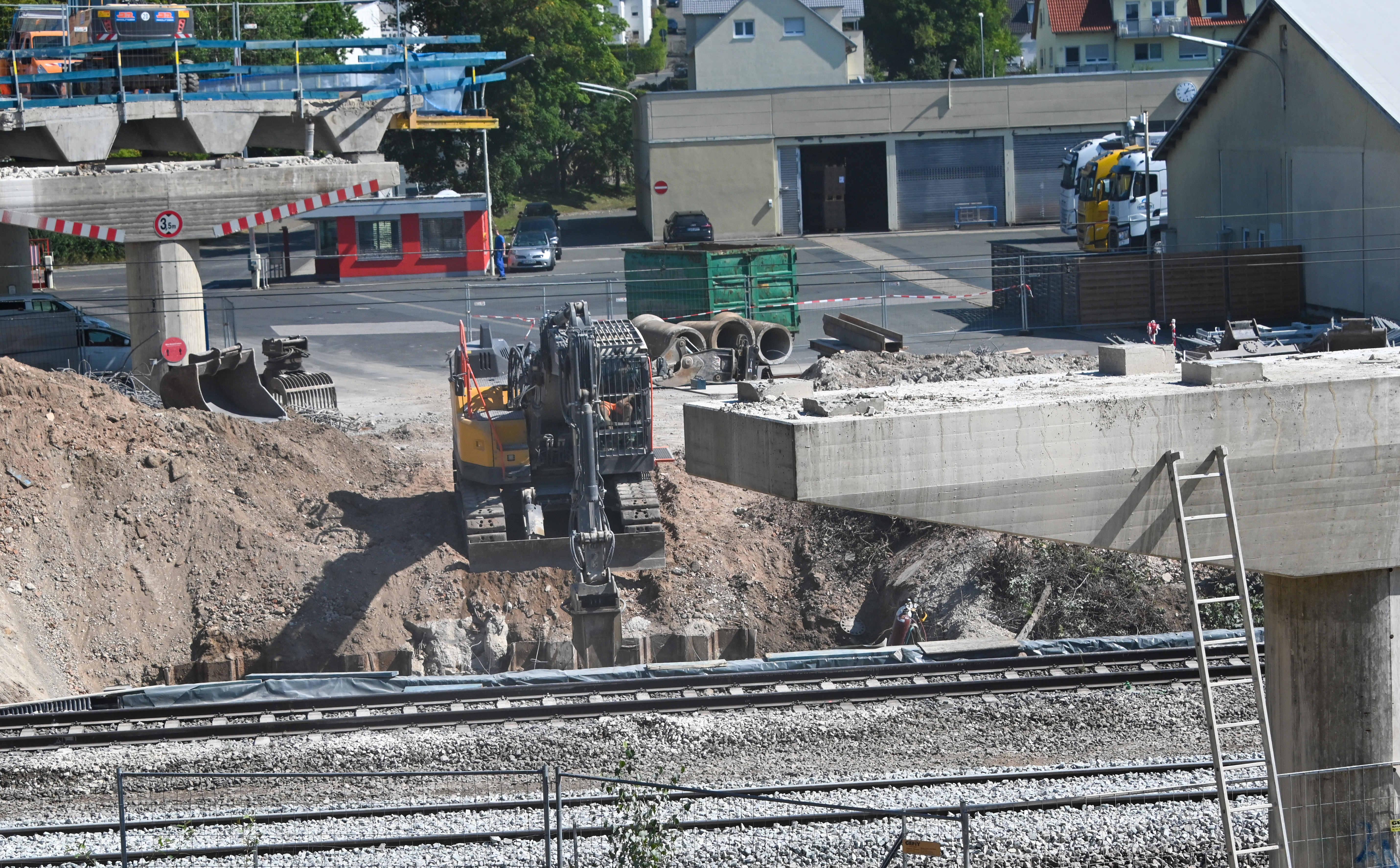 Piastenbrücke ohne Mitte: Der Mittelteil wurde inzwischen komplett entfernt.