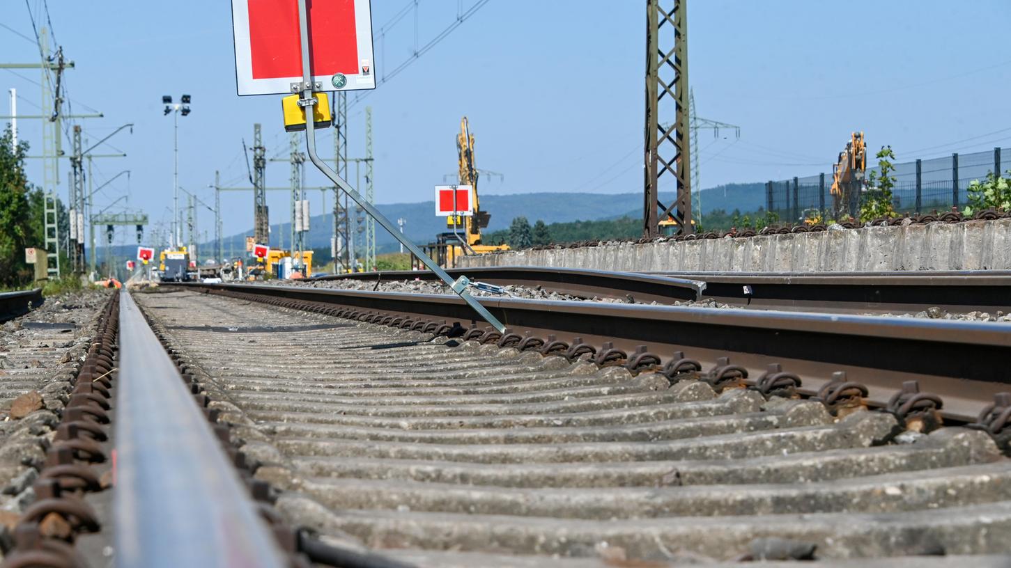 Die Arbeiten am viergleisigen Ausbau der Bahnstrecke Nürnberg - Bamberg (das Foto zeigt den Bereich Forchheim aus dem Jahr 2021) gehen weiter und machen erneut eine Vollsperrung nötig.
