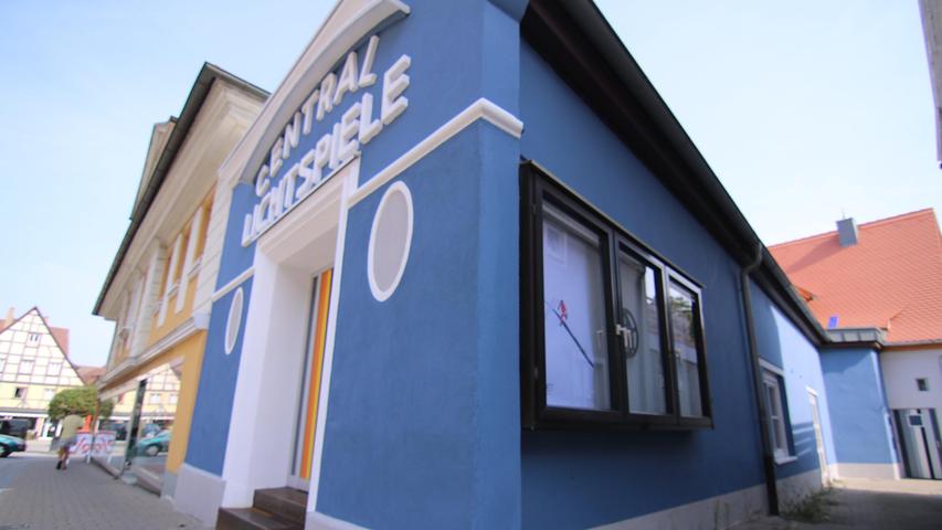 Im früheren Kino Central Lichtspiele, das Gerhard Rießbeck zu einem Atelier umgebaut hat, zeigt Thea Schneider ihre Fotos.
Im früheren Kino Central Lichtspiele, das Gerhard Rießbeck zu einem Atelier umgebaut hat, zeigt Thea Schneider ihre Fotos.