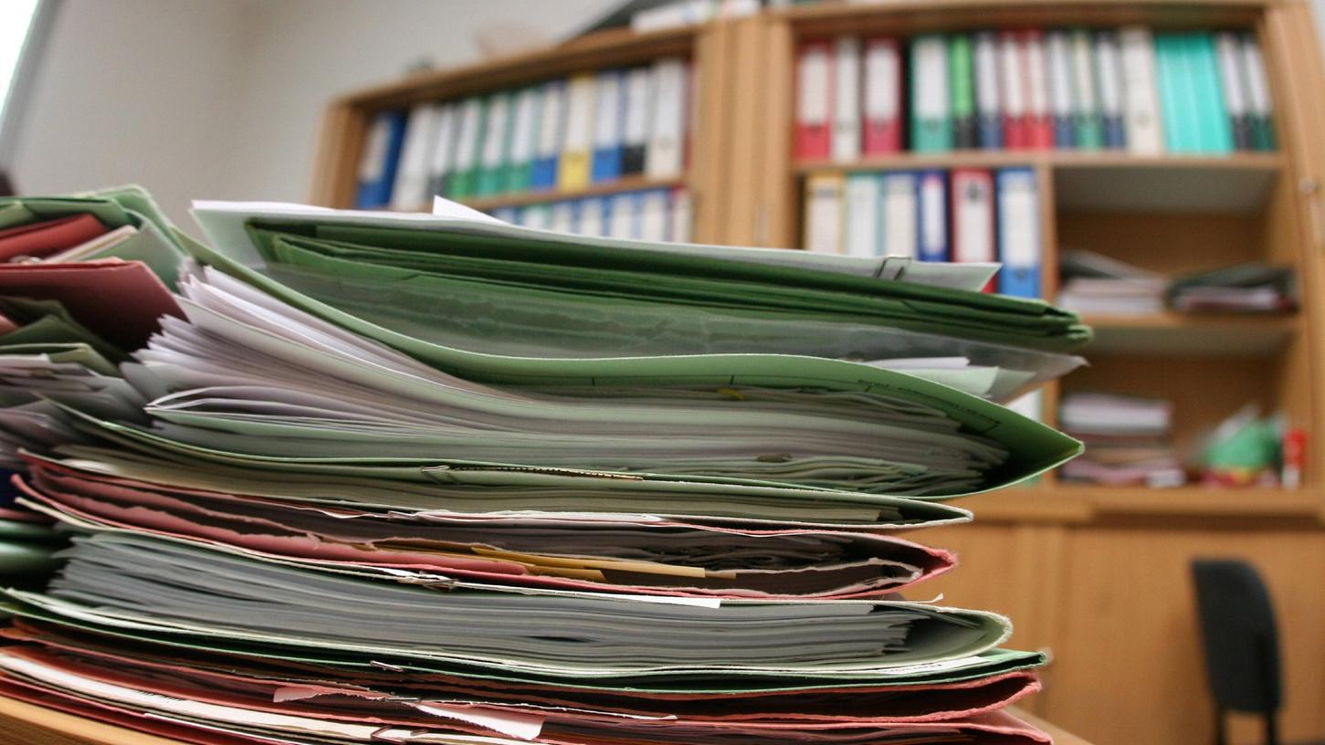 Die Auswertung der beschlagnahmten Unterlagen werden einige Wochen in Anspruch nehmen.
Die Auswertung der beschlagnahmten Unterlagen werden einige Wochen in Anspruch nehmen.