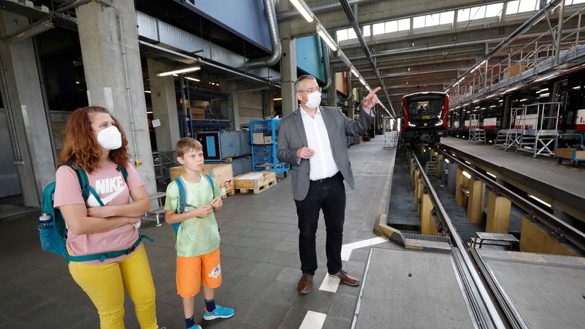 In der U-Bahn-Werkstatt geht die Arbeit nie aus, wie Thomas Luber erklärt. Im Gegenteil: Zusätzlich zu den gewöhnlichen Aufgaben sind die Mitarbeiter derzeit auch damit beschäftigt, die neuen Modelle vom Typ G1 in Betrieb zu nehmen.