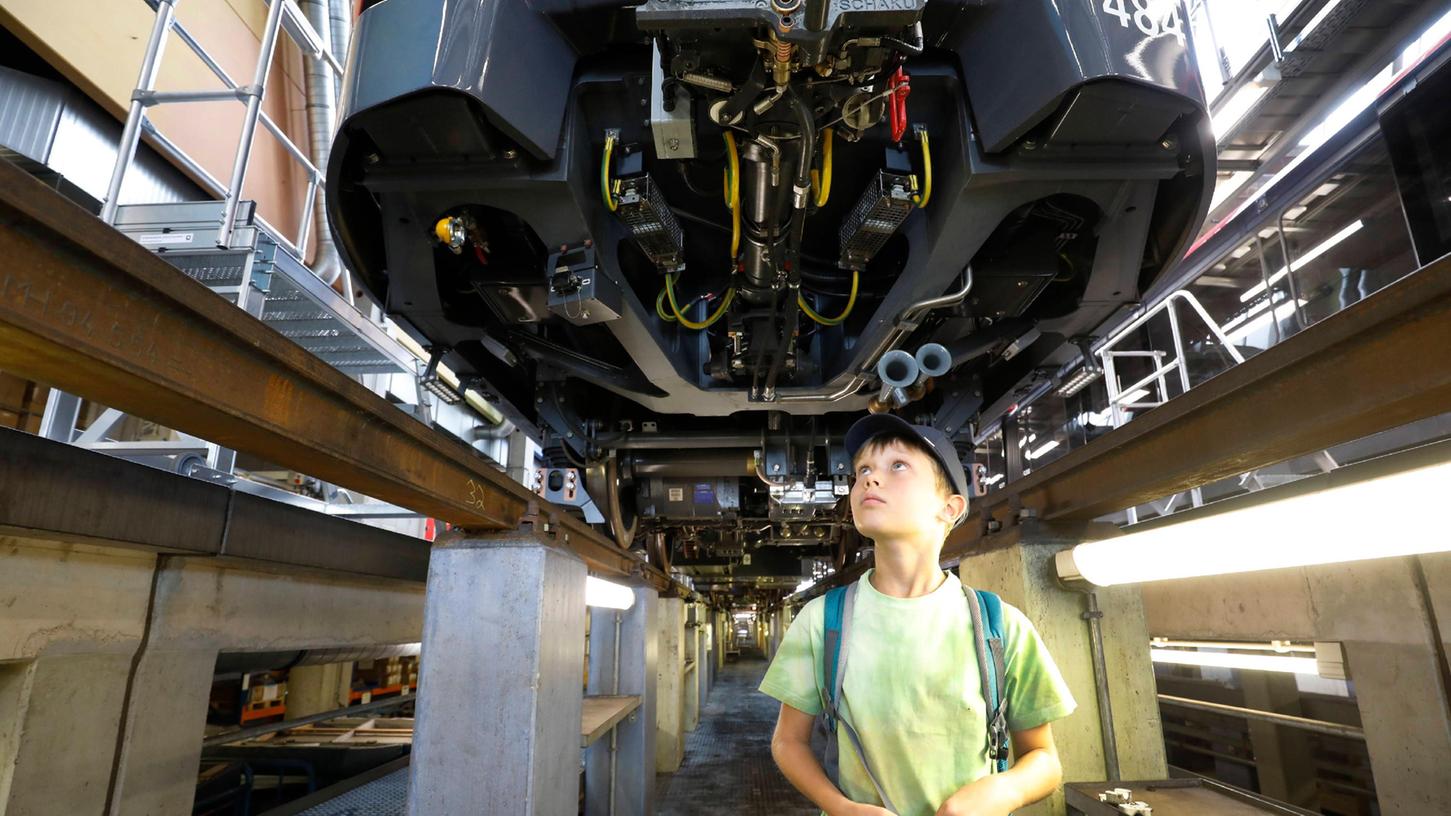 Ungewohnte Perspektive: In der U-Bahn-Werkstatt in Langwasser kann sich der technikinteressierte Ben die neue U-Bahn vom Typ G1 von unten ansehen.