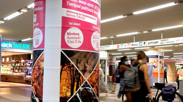 Plakate gegen Tierversuche und Tierlobby