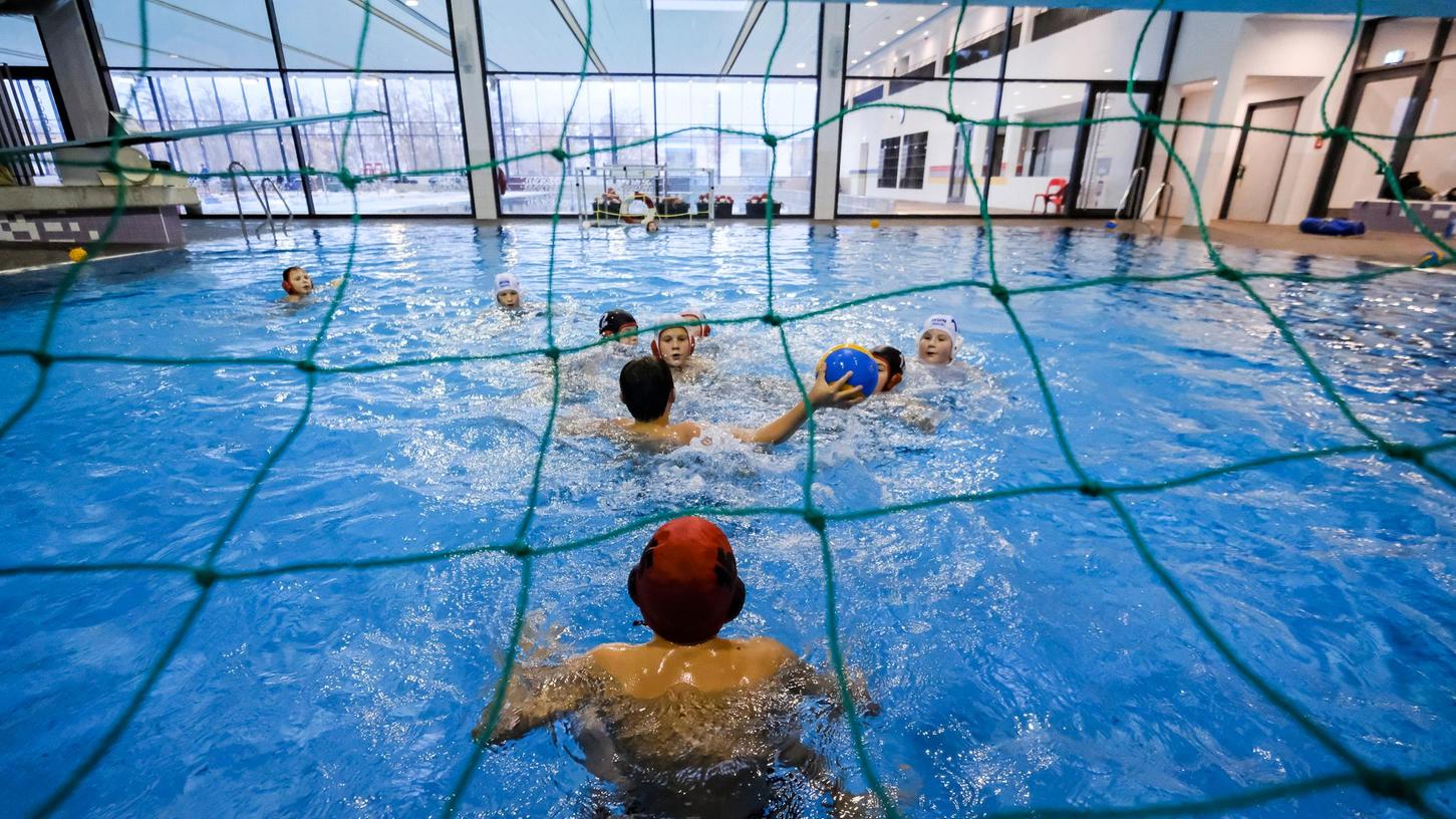 Im Langwasserbad und den anderen Hallenbädern werden die Regeln etwas gelockert. Im Langwasserbad und den anderen Hallenbädern werden die Regeln etwas gelockert.