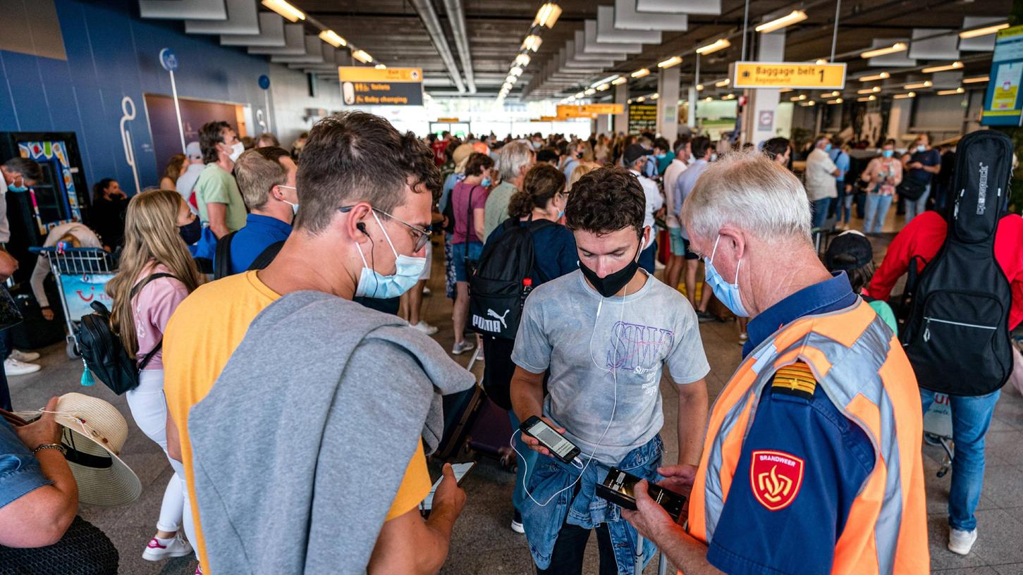 Bei der Einreise in die Niederlande am Flughafen in Eindhoven werden 3G-Nachweise kontrolliert.
Bei der Einreise in die Niederlande am Flughafen in Eindhoven werden 3G-Nachweise kontrolliert.