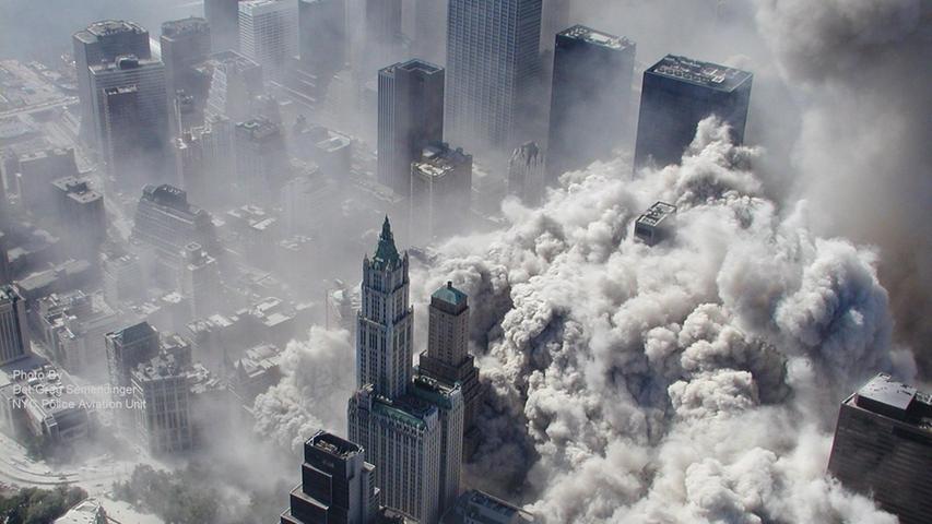 Eine gewaltige Rauch- und Staubwolke entstand, als die Türme des World Trade Centers einstürzten.