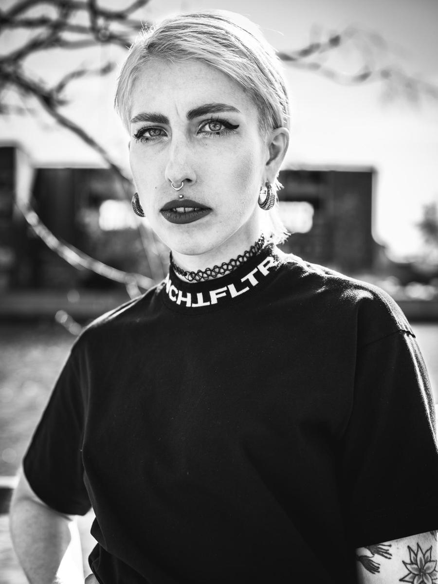 Model Lena Kabey trägt ein NCHTFLTR T-Shirt.
Model Lena Kabey trägt ein NCHTFLTR T-Shirt.