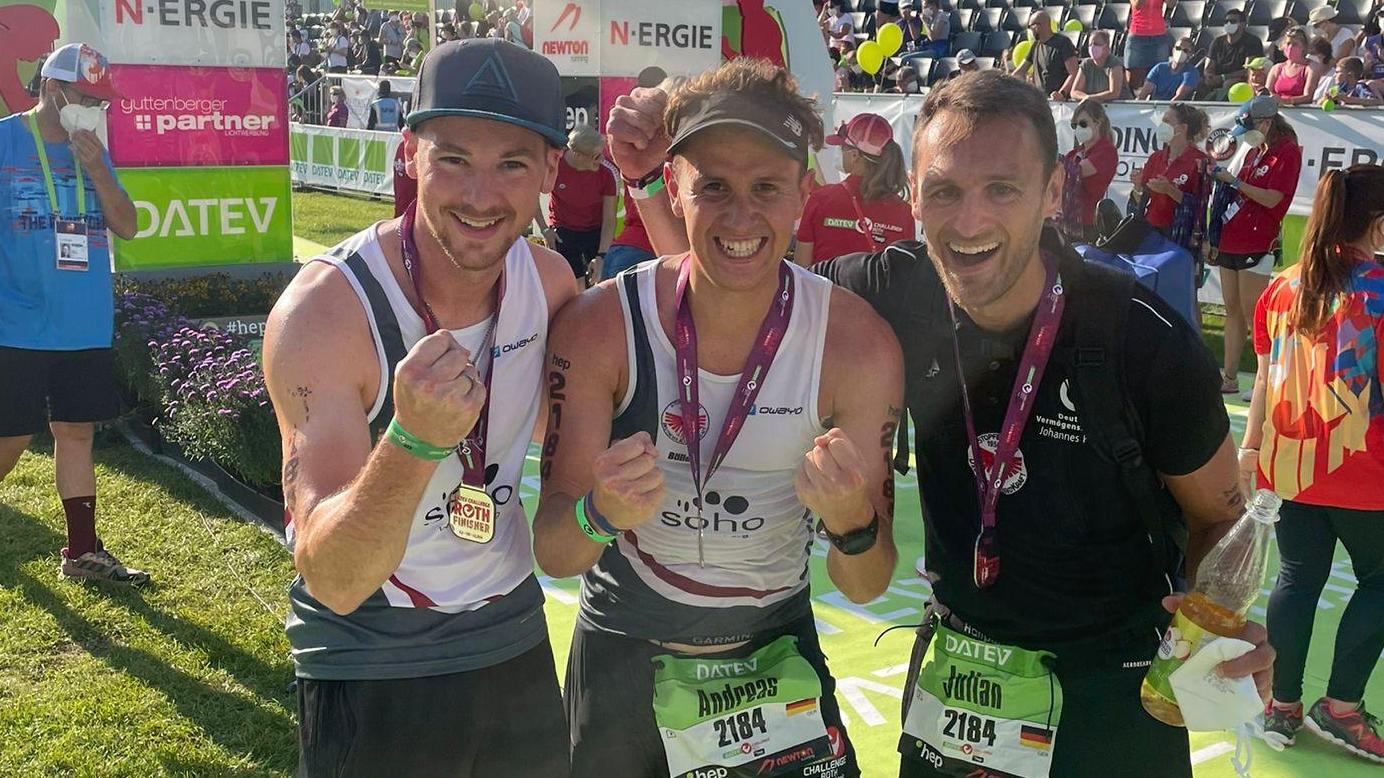 Freuten sich über ihre glänzende Challenge-Premiere (von links): Kevin Berns, Andreas Sichert und Julian Wachter holten als TriTeam Stopfenheim Rang 13 von 138 Männerstaffeln.
Freuten sich über ihre glänzende Challenge-Premiere (von links): Kevin Berns, Andreas Sichert und Julian Wachter holten als TriTeam Stopfenheim Rang 13 von 138 Männerstaffeln.
