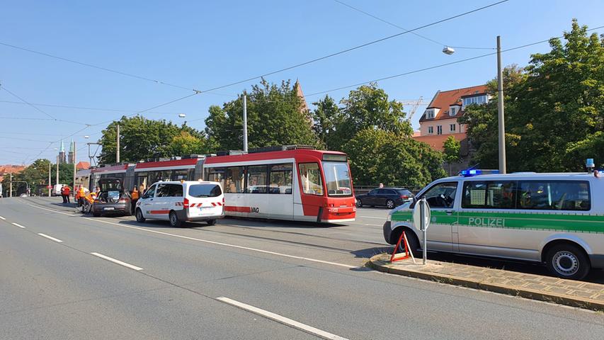 Straßenbahn und Porsche krachen ineinander - Sachschaden im fünfstelligen Bereich.