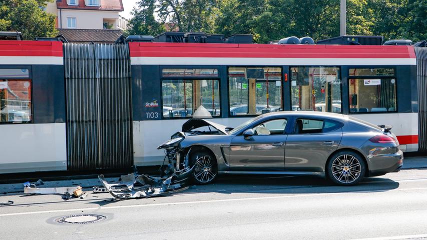 Straßenbahn und Porsche krachen ineinander - Sachschaden im fünfstelligen Bereich.