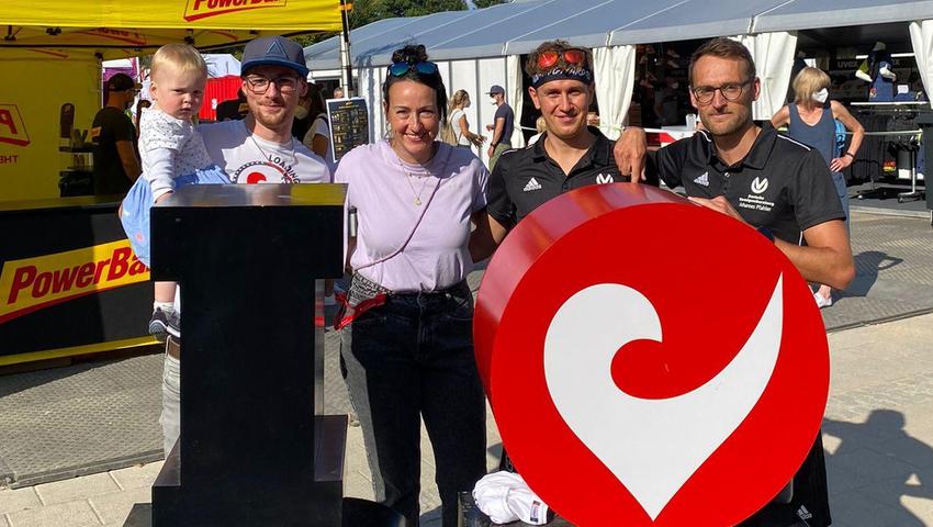 Das Stopfenheimer TriTeam zeigte sich begeistert von der Organisation und brachte dies auch gegenüber Kathrin Walchshöfer (hier mit im Bild) von der Veranstalter-Familie zum Ausdruck.
Das Stopfenheimer TriTeam zeigte sich begeistert von der Organisation und brachte dies auch gegenüber Kathrin Walchshöfer (hier mit im Bild) von der Veranstalter-Familie zum Ausdruck.