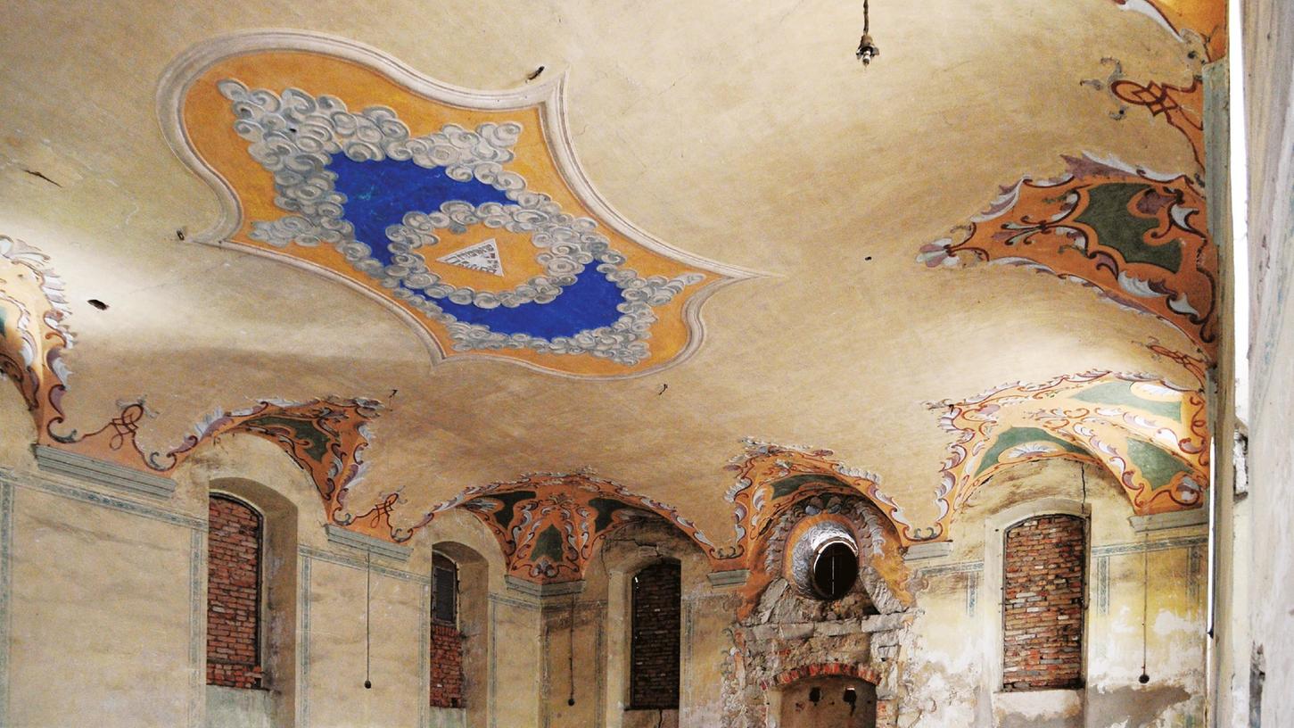 Der Betsaal der ehemaligen Synagoge Mühlhausen: Die Deckenverzierung zeugt heute noch von der Pracht des Gebäudes.
Der Betsaal der ehemaligen Synagoge Mühlhausen: Die Deckenverzierung zeugt heute noch von der Pracht des Gebäudes.