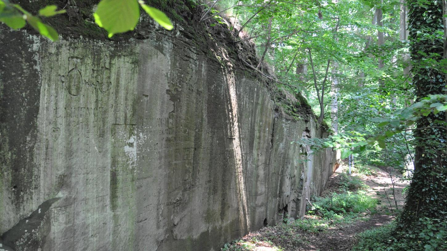 An der Fingalshöhle im Sontheimer Wald haben sich so manche Adelige in der Vergangenheit verewigt.
An der Fingalshöhle im Sontheimer Wald haben sich so manche Adelige in der Vergangenheit verewigt.