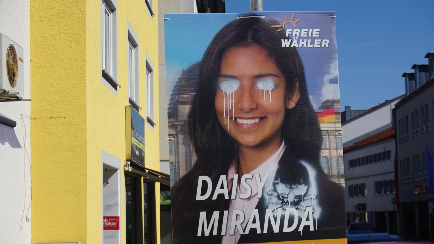 Die Wahlplakate von Daisy Miranda sind mit Totenköpfen besprüht worden. 