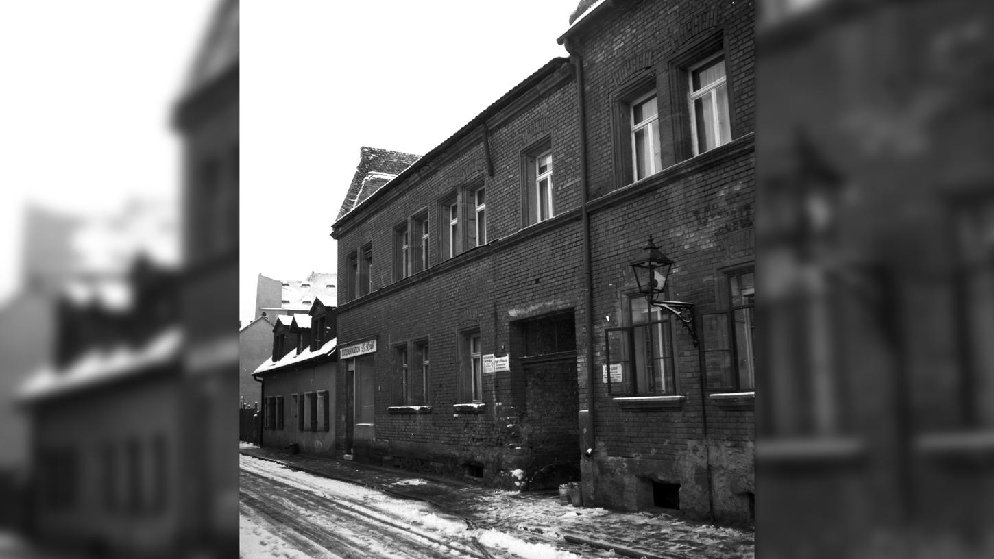 Während die Andreasstraße 17 (links) im Zweiten Weltkrieg ohne größere Schäden blieb, fehlte der benachbarten Nr. 19 (Bildmitte, vormals Textilfabrik L. Reiß) 1952 das Mansardendach. Während die Andreasstraße 17 (links) im Zweiten Weltkrieg ohne größere Schäden blieb, fehlte der benachbarten Nr. 19 (Bildmitte, vormals Textilfabrik L. Reiß) 1952 das Mansardendach.