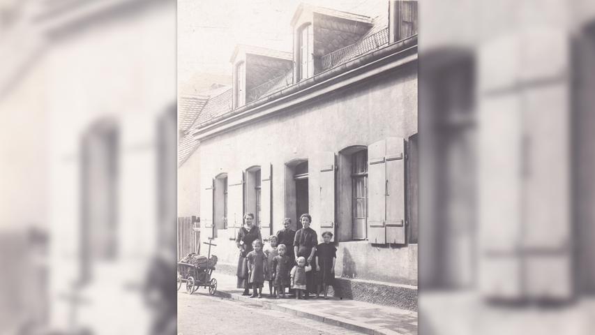 Hausherrin Frau Roth (links) mit ihren Nichten Elisabeth und Hedwig (vorn, links u. rechts) mit Hausbewohnerinnen und Nachbarinnen vor der Andreasstraße 15, um 1916. Hausherrin Frau Roth (links) mit ihren Nichten Elisabeth und Hedwig (vorn, links u. rechts) mit Hausbewohnerinnen und Nachbarinnen vor der Andreasstraße 15, um 1916.