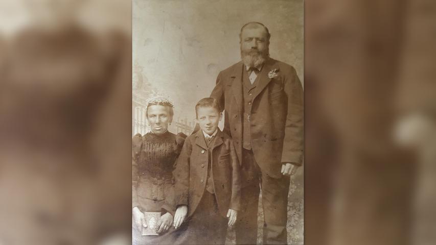 Die Hauseigentümer Elisabeth und Johann Konrad Roth mit ihrem Sohn Christian, um 1905. Tochter Elisabeth und Sohn Johann, der 1917 in Flandern fiel, waren beim Fototermin nicht dabei. Die Hauseigentümer Elisabeth und Johann Konrad Roth mit ihrem Sohn Christian, um 1905. Tochter Elisabeth und Sohn Johann, der 1917 in Flandern fiel, waren beim Fototermin nicht dabei.