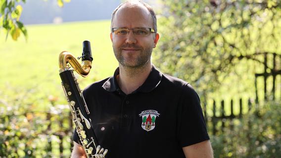 Jan Korporaal (38) spielt seit über 25 Jahren Klarinette und Bassklarinette, davon die letzten 10 Jahre im Musikverein Forchheim-Buckenhofen. Jan Korporaal (38) spielt seit über 25 Jahren Klarinette und Bassklarinette, davon die letzten 10 Jahre im Musikverein Forchheim-Buckenhofen.