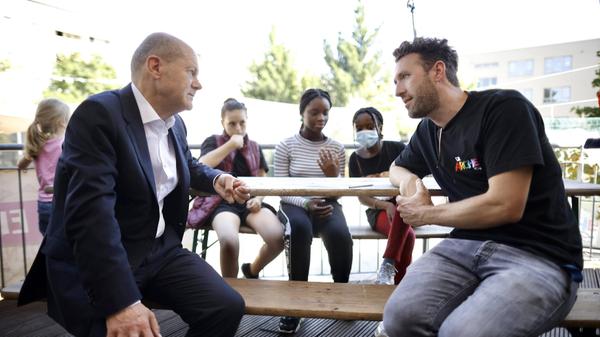 S2FuemxlcmthbmRpZGF0IE9sYWYgU2Nob2x6LCBTUEQsIGJlc3VjaHQgZGll
IEZyZWl6ZWl0ZWlucmljaHRpZ3VuZyBBcmNoZSBpbiBQb3RzZGFtLCAwOS4w
OS4yMDIxLiBIaWVyIGltIEdlc3Byw6LDhgLDtsOCw59jaA==