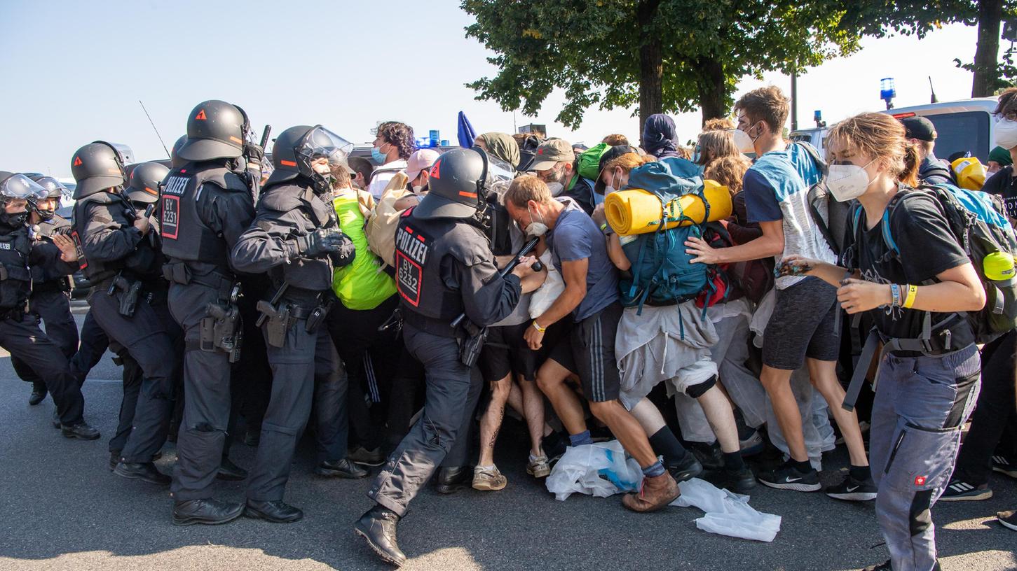 Demonstranten stoßen kurz nach Beginn ihres Demonstrationszuges gegen die Automesse IAA-Mobility an der Theresienwiese in München mit Einsatzkräften der Polizei zusammen.