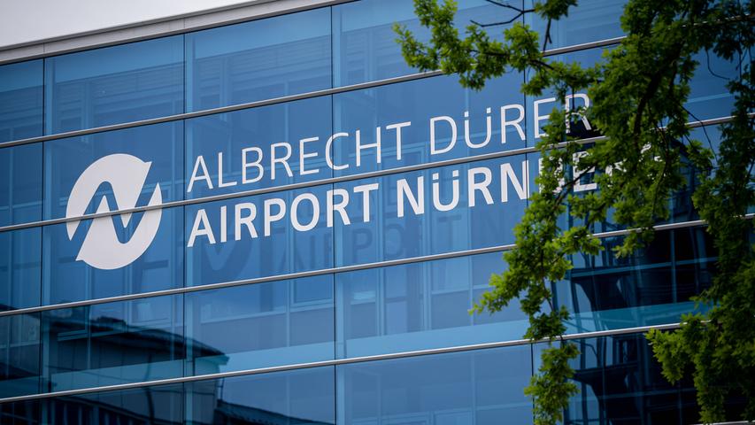 Ein 52-Jähriger verlor im August knapp 10.000 Euro am Nürnberger Flughafen. Dank einer ehrlichen Finderin hatte der Mann sein Geld schnell wieder. Eine 36-Jährige fand das Geld auf dem Boden.