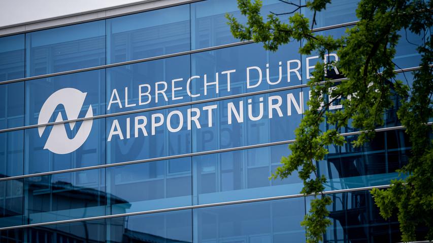 Ein 52-Jähriger verlor im August knapp 10.000 Euro am Nürnberger Flughafen. Dank einer ehrlichen Finderin hatte der Mann sein Geld schnell wieder. Eine 36-Jährige fand das Geld auf dem Boden. Ein 52-Jähriger verlor im August knapp 10.000 Euro am Nürnberger Flughafen. Dank einer ehrlichen Finderin hatte der Mann sein Geld schnell wieder. Eine 36-Jährige fand das Geld auf dem Boden.