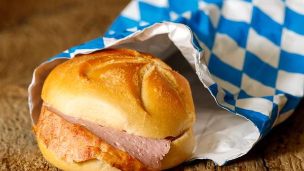 Wegen des Preises für zwei Leberkäs-Brötchen kam es zum Eklat: Ein 38-Jähriger flippte im Februar in einem Einkaufsmarkt in Walsdorf im Landkreis Bamberg aus, weil ihm sein Snack zu teuer war. Er führte erst ein lautstarkes Streitgespräch, im Verlauf riss er sich die FFP2-Maske vom Gesicht und beleidigte den herbeigerufenen Geschäftsführer des Ladens.