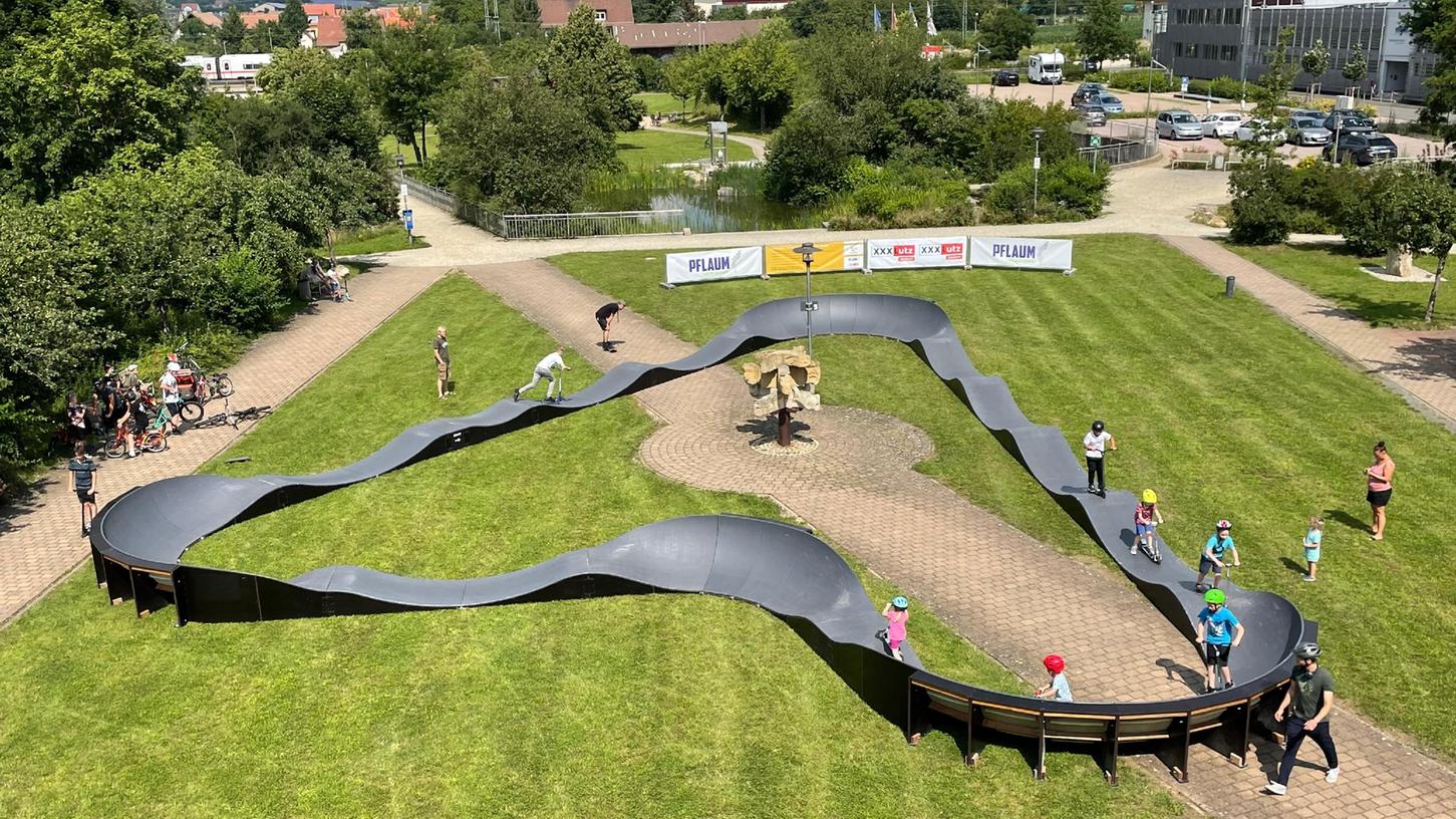 Der Pumptrack stand zuvor in Erlangen und wird nun in Roth aufgebaut.