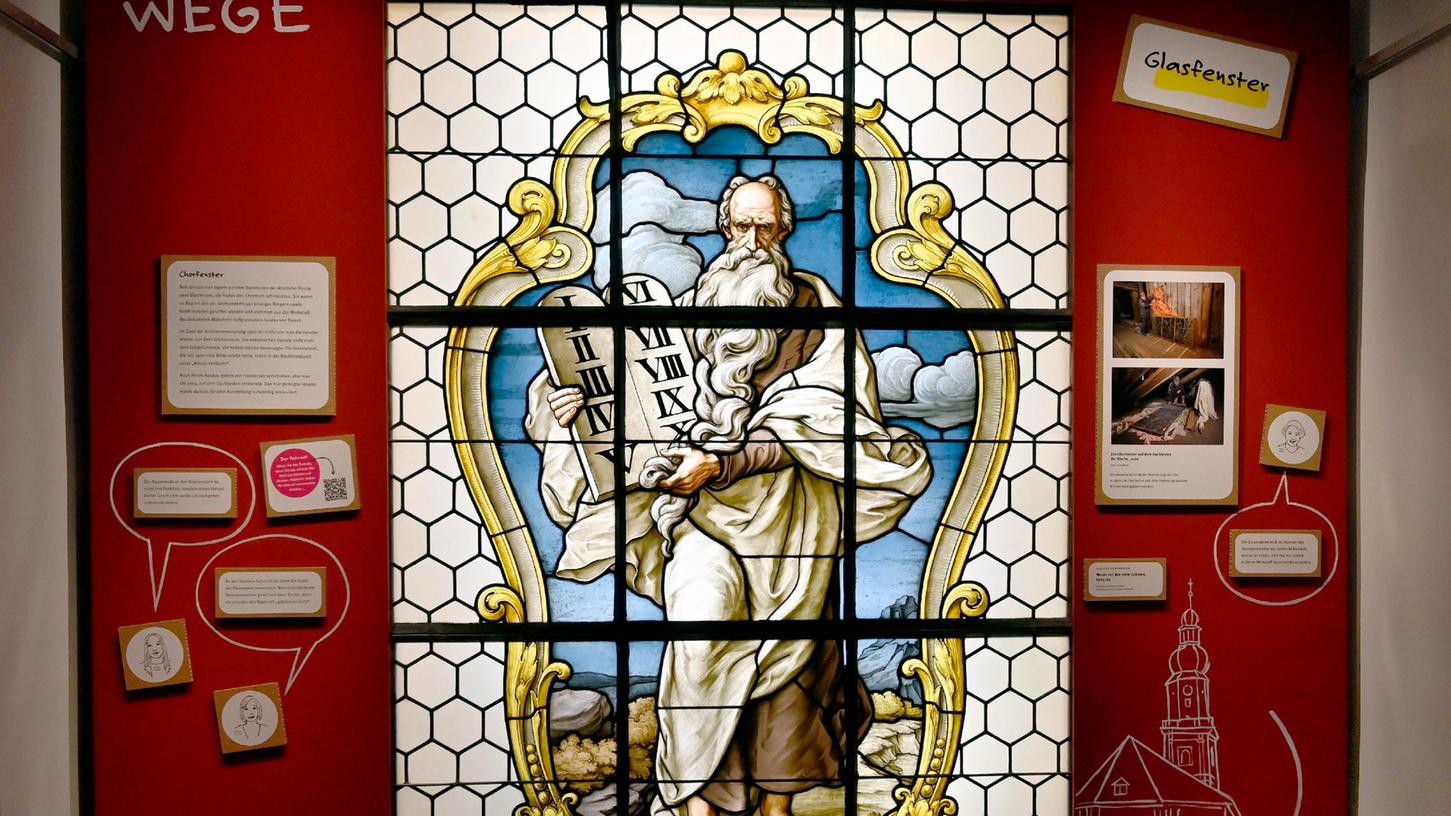 Ein echtes Schmuckstück ist ein Kirchenfenster, das zwischen 1904 und 1961 im Chorraum angebracht und seitdem auf einem Dachboden ausgelagert war.