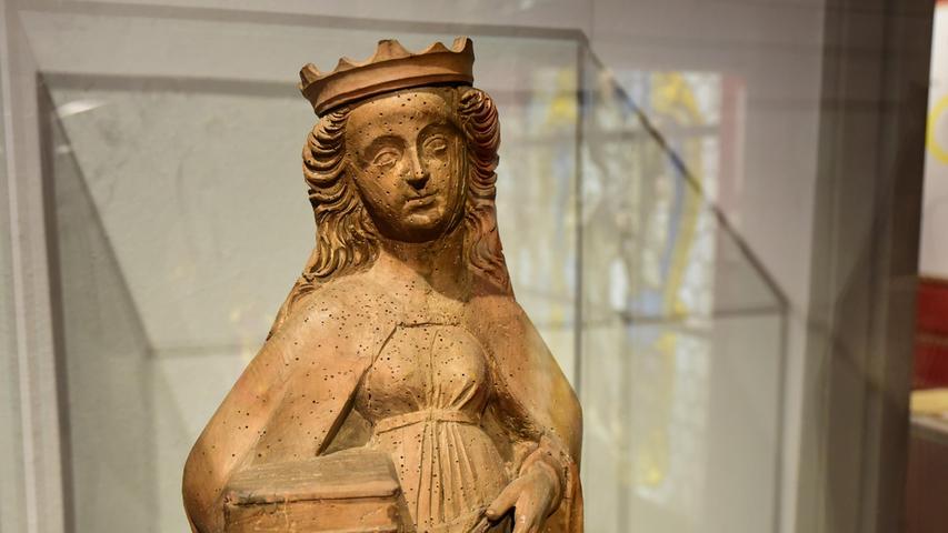 Das älteste Exponat ist eine Figur aus Lindenholz, die deutliche Spuren des Holzwurmes aufweist. Das älteste Exponat ist eine Figur aus Lindenholz, die deutliche Spuren des Holzwurmes aufweist.