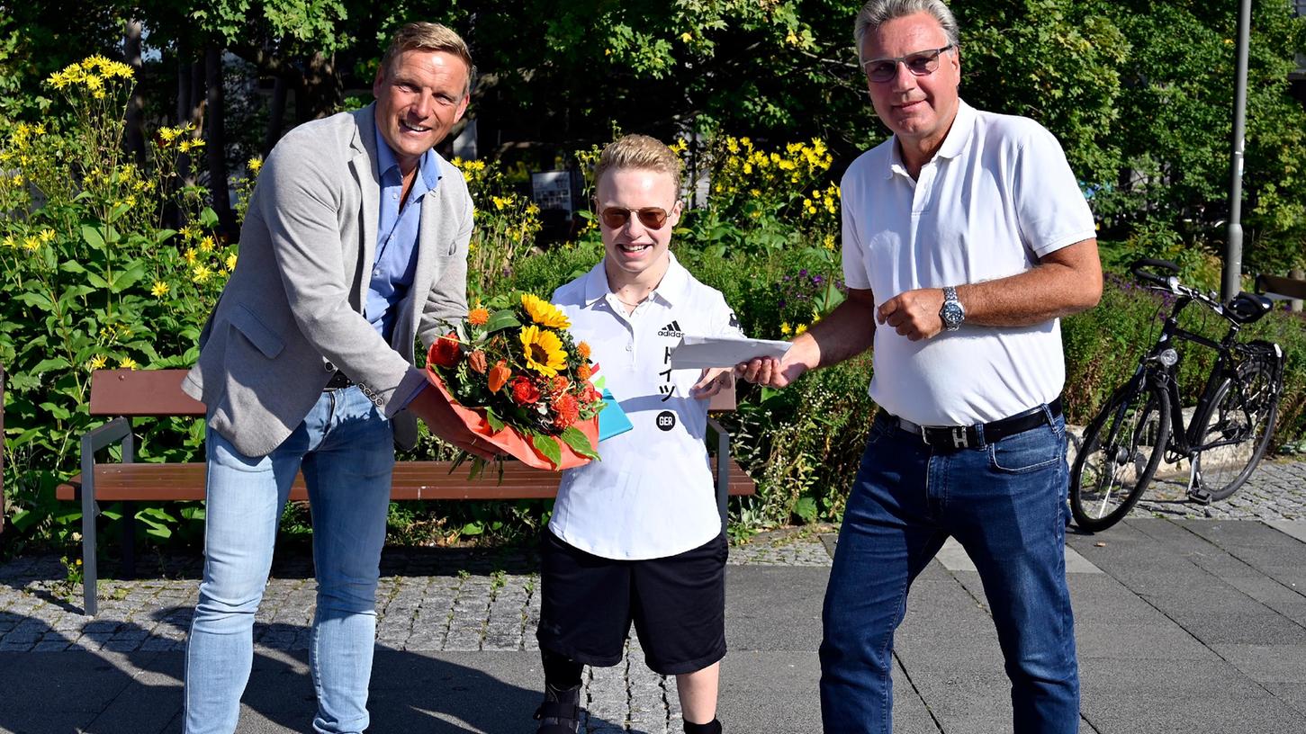 Der Schwimmer und Paralympics-Teilnehmer Josia Topf ist zurück in seiner Heimatstadt. Begrüßt wurde er von Sportbürgermeister Jörg Volleth und vom Sportverbandsvorsitzenden Matthias Thurek.