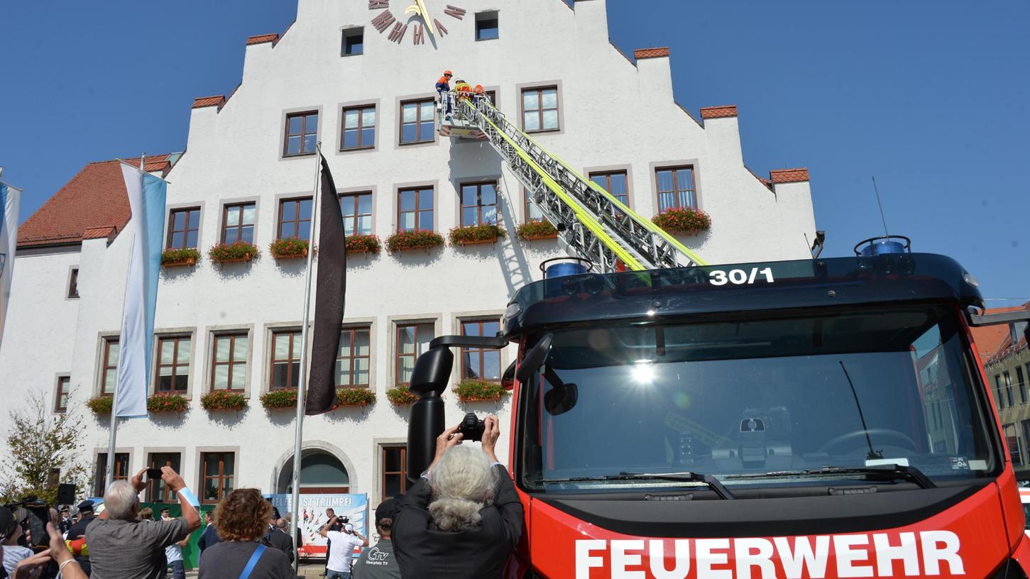 Die Velburger Feuerwehr demonstrierte am Rathaus die Fähigkeiten ihrer neuen Drehleiter.