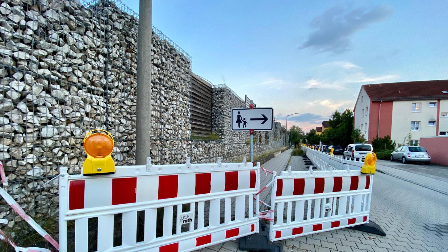 Die Gabionenwand am Rewe-Parkplatz hat sich verschoben, deshalb muss nachgebessert werden.
Die Gabionenwand am Rewe-Parkplatz hat sich verschoben, deshalb muss nachgebessert werden.