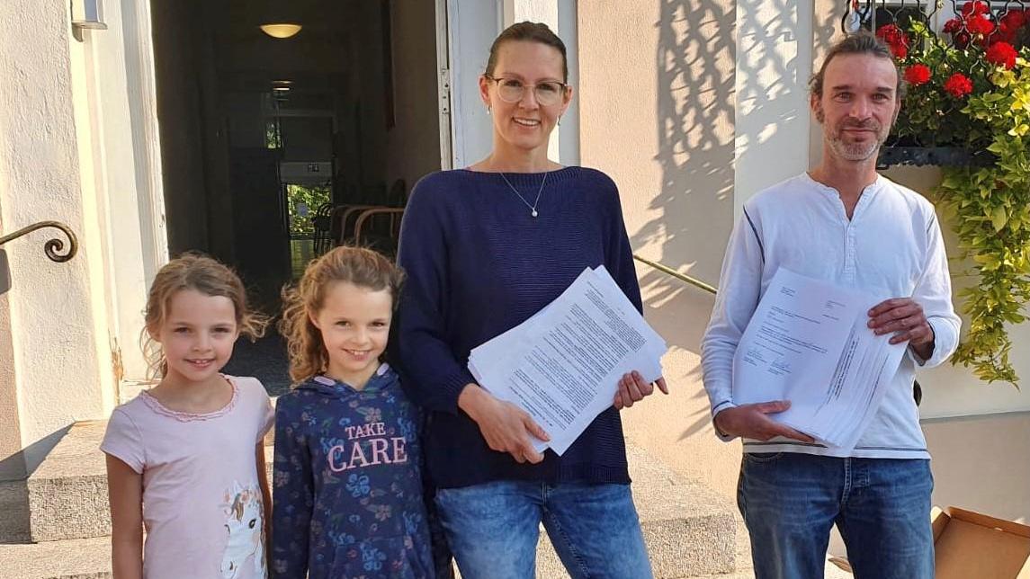 Geschafft! Sarah Brückmann und ihre siebenjährigen Zwillinge Laura und Filippa sowie Dominik Mücke (r.) vor dem Allersberger Rathaus. Dort hatten sie Bürgermeister Daniel Horndasch ihre Unterschriftenlisten übergeben.