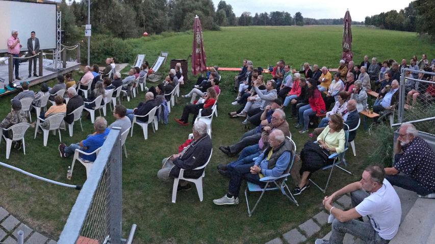 Viele Leute kamen zur Premiere
Viele Leute kamen zur Premiere