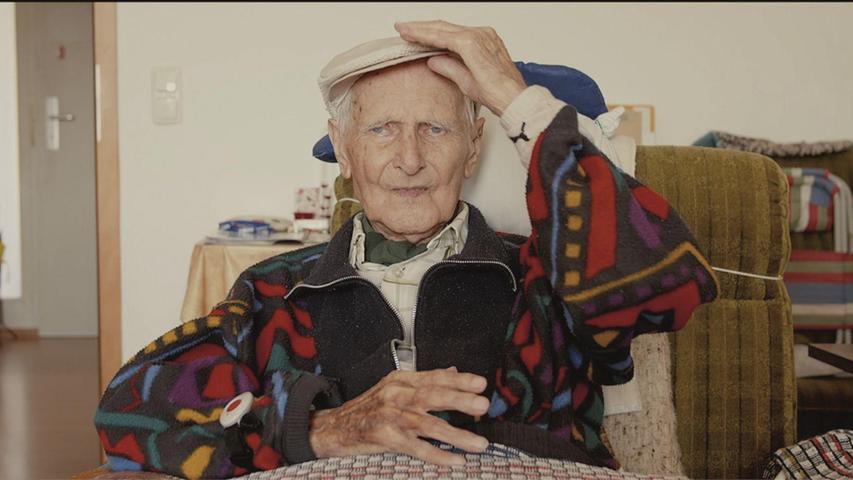 Der inzwischen verstorbene Georg Müller, sprach mit über 100 Jahren von seinen Kriegserlebnissen. Zu sehen und zu hören in Markus Dörnbergers Dokumentation.
Der inzwischen verstorbene Georg Müller, sprach mit über 100 Jahren von seinen Kriegserlebnissen. Zu sehen und zu hören in Markus Dörnbergers Dokumentation.