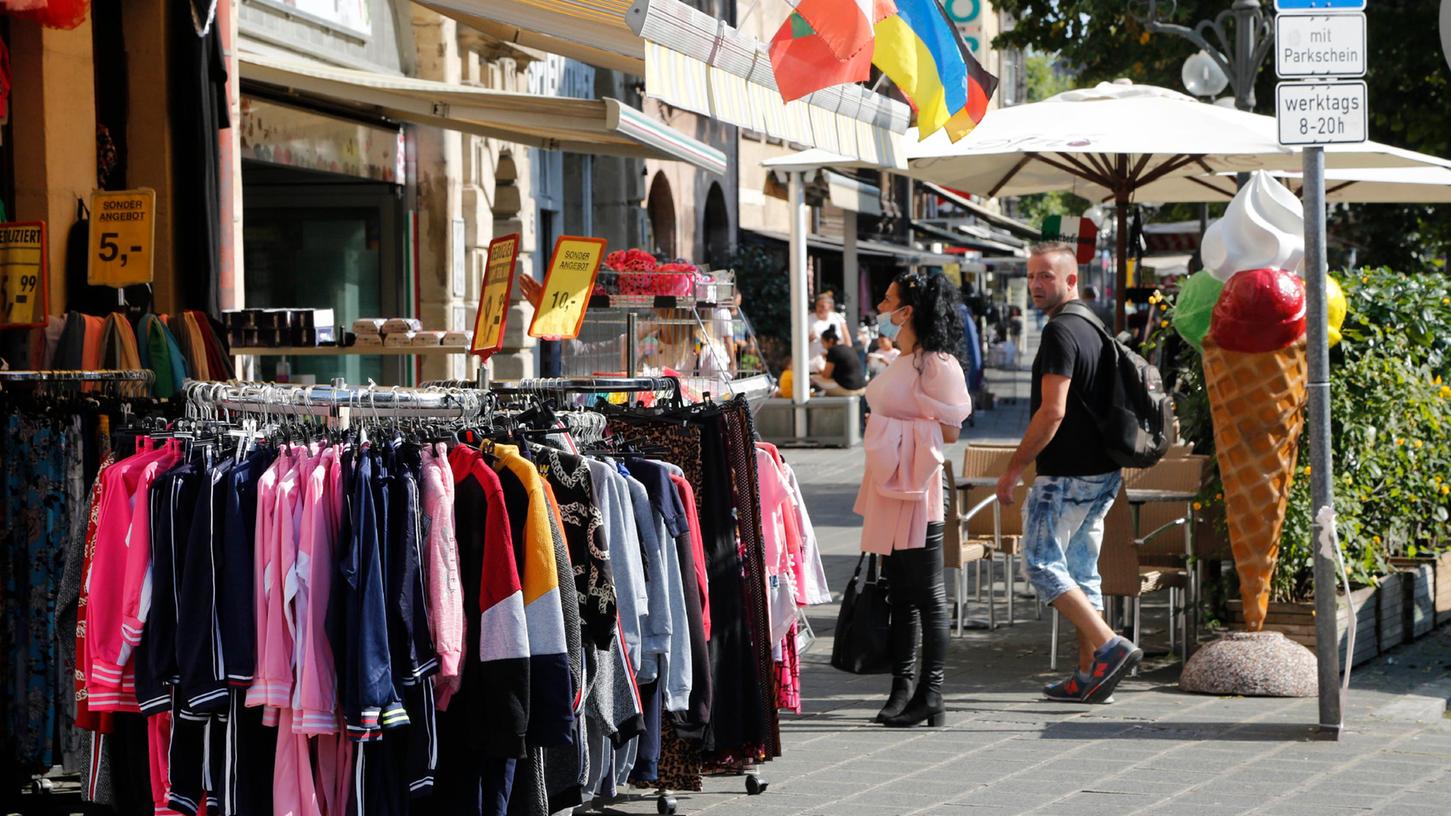 Hindernislauf an der Ludwigstraße: Unter anderem erschweren Kleiderständer das Durchkommen. Hindernislauf an der Ludwigstraße: Unter anderem erschweren Kleiderständer das Durchkommen.