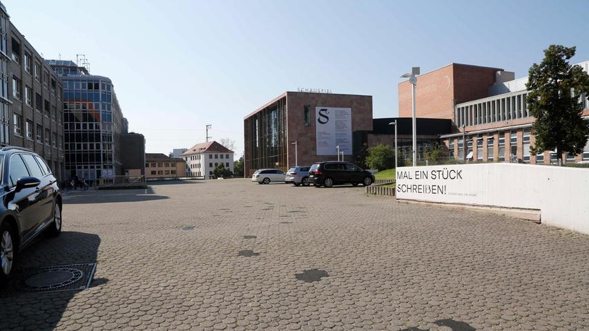 Eine echte Pflasterhölle: Der Richard-Wagner-Platz. Eine echte Pflasterhölle: Der Richard-Wagner-Platz.