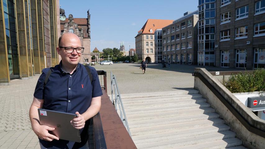 Steile Treppen, wie hier vom Karl-Pschigode-Platz zum Richard-Wagner-Platz, wirken auf Fußgänger abschreckend, findet Thorsten Brehm von der Nürnberger SPD.