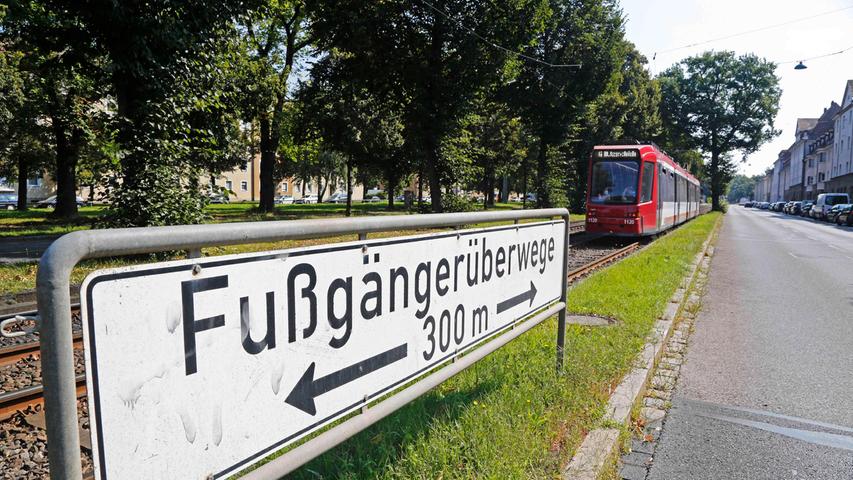Dieses Schild an der Regensburger Straße, auf Höhe der Bundesagentur für Arbeit, wird gerne ignoriert. Die Menschen wählen den kürzesten Weg und vermeiden Umwege. 
