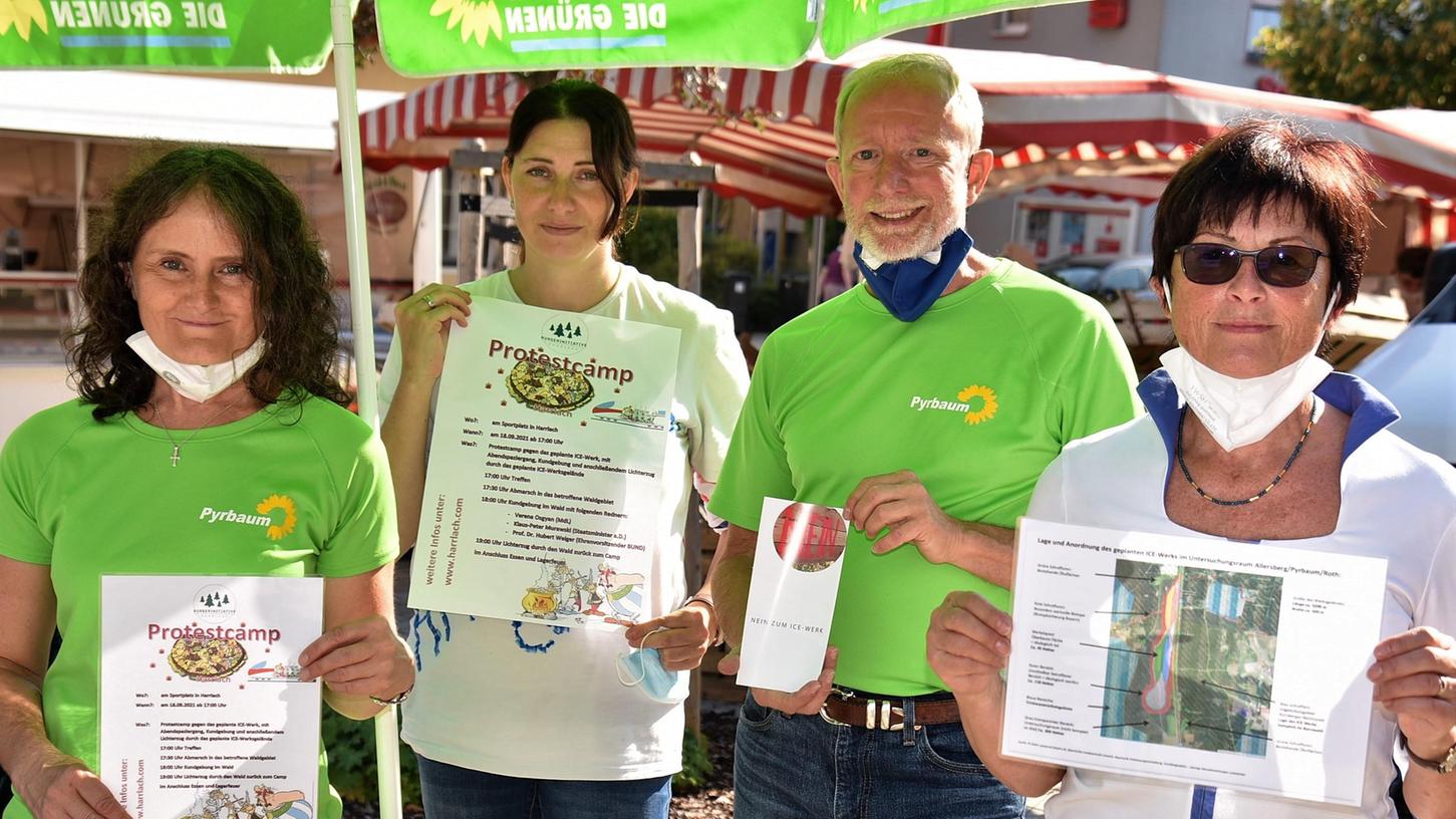  Am Info-Stand: Die Pyrbaumer Grünen Siegfried Hauff und Karola Grau (grüne Shirts) mit zwei Vertretern der BI Harrlach Verena Masapust (2.v.l.) und Petra Seitz (r.).
