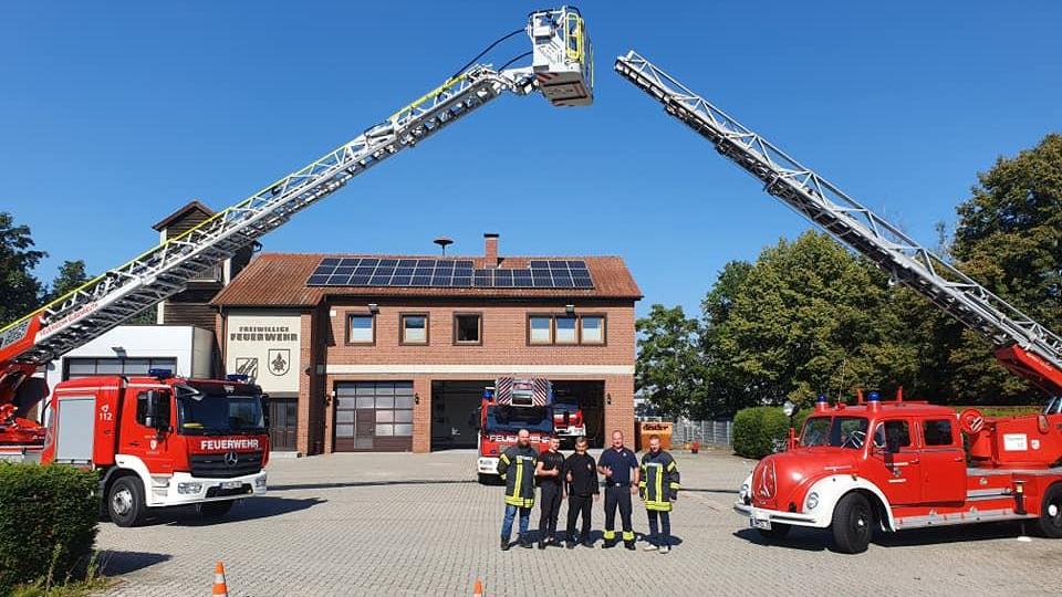 Das alte und das neue Drehleiter-Fahrzeug - und in der Mitte die Delegation aus Polen: So sah es Anfang September auf dem Hof der Bubenreuther Feuerwehr aus.