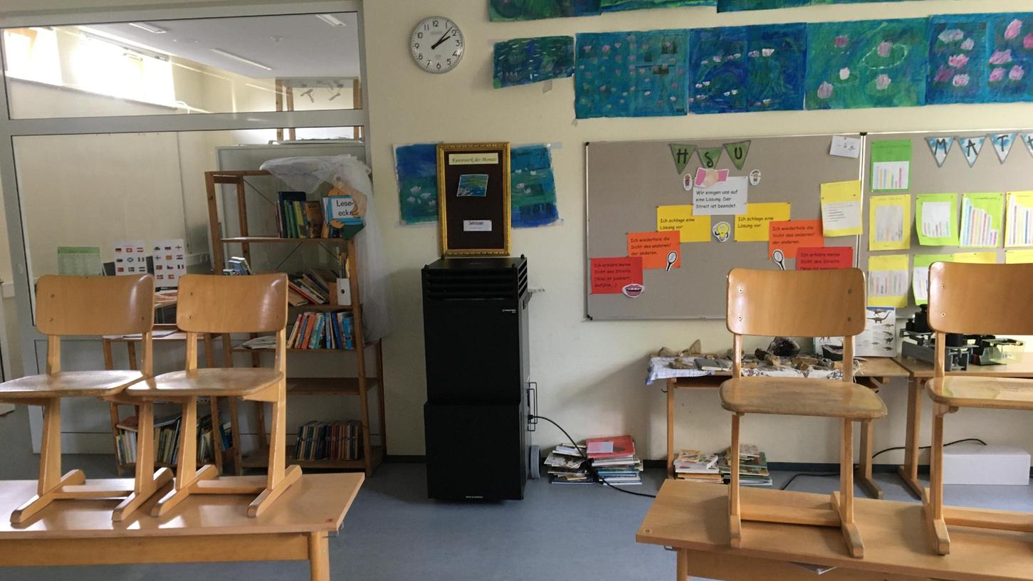 Die Anschaffung der mobilen Luftreinigungsgeräte (hier ein Foto aus Treuchtlingen), um das Corona-Infektionsrisiko in Klassenzimmern in Weißenburg-Gunzenhausen zu verringern, bleibt umstritten. Das Kultusministerium hält eine gewisse Lärmbeeinträchtigung für wahrscheinlich, sieht das aber mit dem Unterrichtsbetrieb als "vereinbar" an. Die Anschaffung der mobilen Luftreinigungsgeräte (hier ein Foto aus Treuchtlingen), um das Corona-Infektionsrisiko in Klassenzimmern in Weißenburg-Gunzenhausen zu verringern, bleibt umstritten. Das Kultusministerium hält eine gewisse Lärmbeeinträchtigung für wahrscheinlich, sieht das aber mit dem Unterrichtsbetrieb als "vereinbar" an.