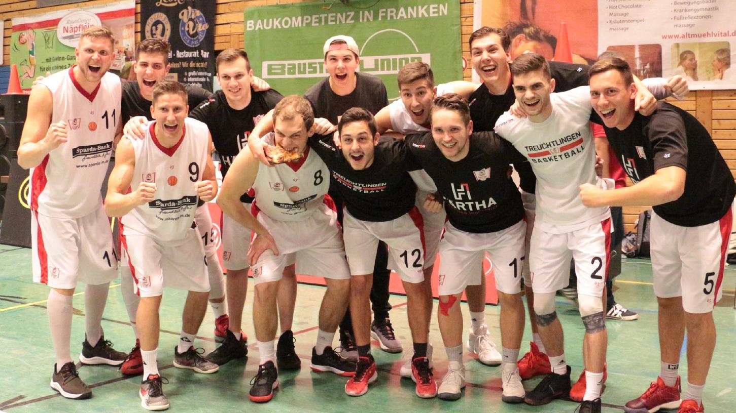 Die Treuchtlinger Basketball-Mannschaft freut sich riesig, wenn sie endlich wieder vor Zuschauern spielen darf.
Die Treuchtlinger Basketball-Mannschaft freut sich riesig, wenn sie endlich wieder vor Zuschauern spielen darf.